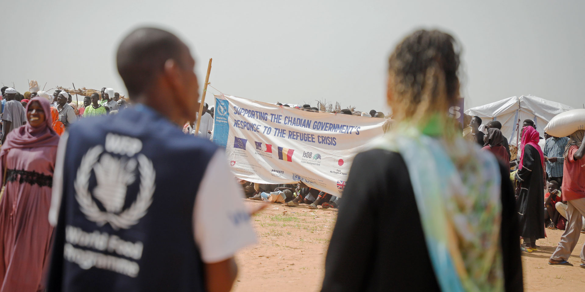 La direttrice della DSC, Patricia Danzi, e un rappresentante del PAM davanti al campo profughi di Adré, in Ciad, al confine con il Sudan.
