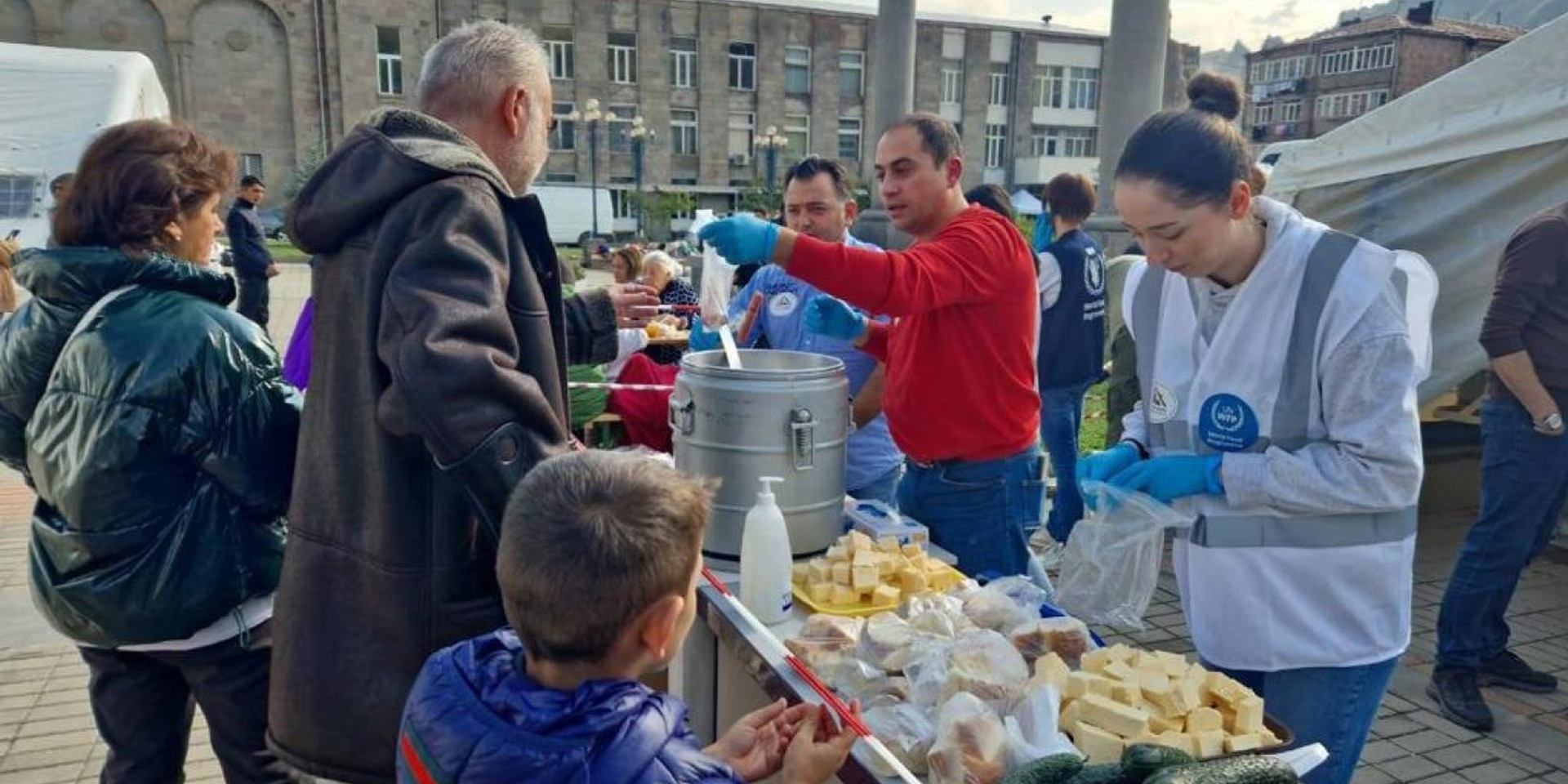 Distribuzione di generi alimentari.