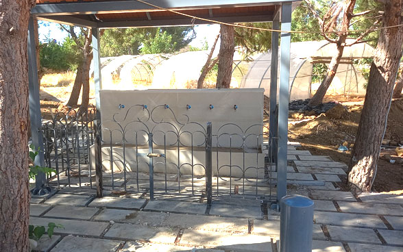 Ein öffentlicher Brunnen mit Solaranlagen in einer kleinen Gemeinschaft in Majdaloune. Im Rahmen des DEZA-Projekts wurden mehrere davon gebaut.