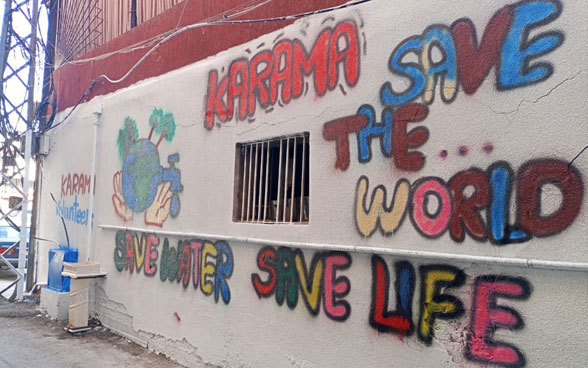 Farbige Malereien an einer Hauswand in Baalbek. Jugendliche wollen damit ihr Projekt für einen öffentlichen Trinkbrunnen sichtbar machen.