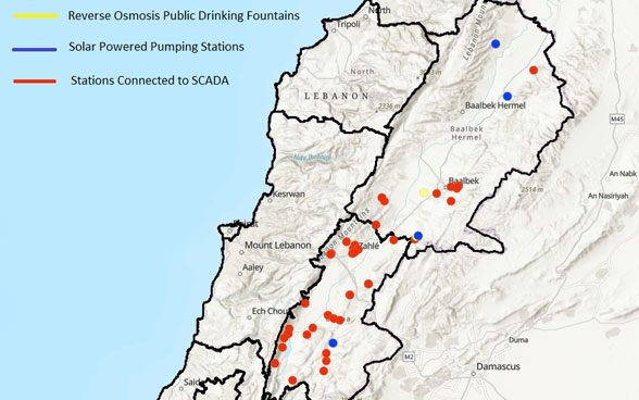 Mapa del Líbano donde se indican las localidades del valle de la Becá donde se encuentra el proyecto de la COSUDE. El punto amarillo señala una fuente pública con sistema de purificación de agua (ósmosis inversa); los cuatro puntos azules corresponden a las bombas de agua alimentadas con energía solar; y los rojos, a las estaciones de bombeo conectadas al sistema SCADA.