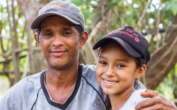 Padre e hija ríen a la cámara