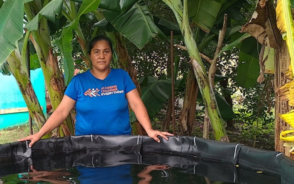 Une paysanne nicaraguayenne devant son réservoir d'eau.