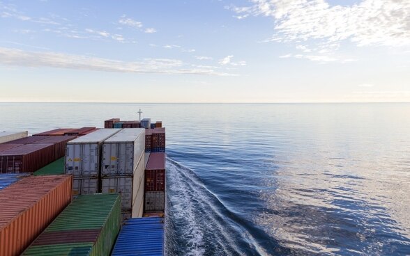 Frachtschiff auf dem Meer. 