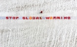 Eine Rolle von 50 m Länge und 1m Breite mit über 2500 von Hand gezeichneten und beschrifteten Karten von Kindern und Jugendlichen liegt auf dem Aletschgletscher und trägt die Botschaft ‘Stop Global Warming’.