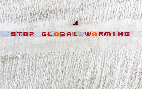 Une banderole de 50 m de long sur 1 m de large, composée de plus de 2500 cartes dessinées et écrites à la main par des enfants et adolescents, est déployée sur le glacier d’Aletsch et porte le message clé «Stop Global Warming».