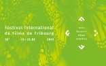 Affiche promotionnelle de la 33e édition du Festival international de films de Fribourg : un texte blanc sur fond vert décoré d’un dessin représentant des papillons.