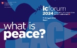 Konferenzbanner mit dem Logo des IC Forums 2024 und dem Text «What is peace?». Im Hintergrund ist eine Taube mit einem Olivenzweig im Schnabel abgebildet.