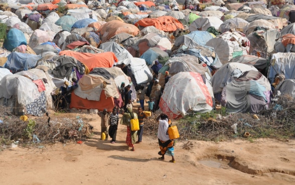 Niños a la entrada de un campamento de desplazados.