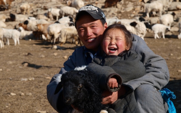 Pastore mongolo con suo figlio.