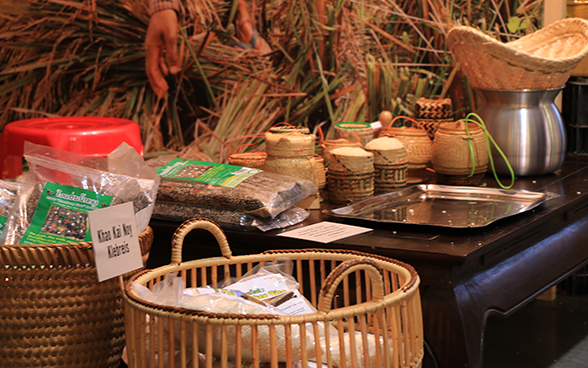 Divers paniers contenant des produits agricoles provenant du Laos à l'exposition spéciale de la DDC à l'OLMA 2015.