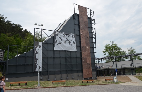 Sullo sfondo di uno spazio verde risalta l’edificio grigio del più grande centro di arrampicata dell’Ungheria, costruito nell’ambito del progetto Zemplén.