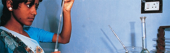 Eine junge Frau arbeitet in einem Labor in Bangladesch 2012