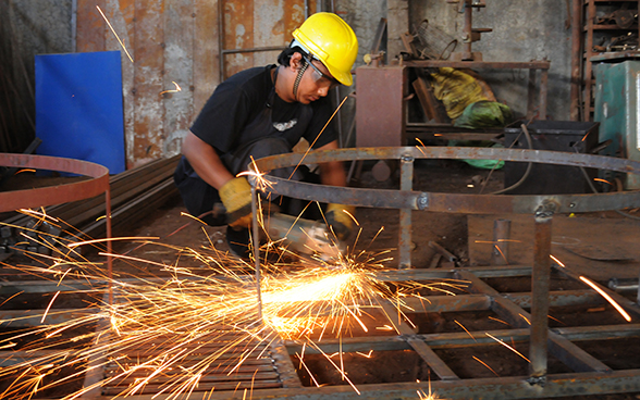 Un uomo intento a lavori di saldatura in Nepal. 