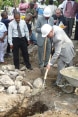 Ambassador Urs Berner, shovel in hand, is surrounded by a number of Haitian officials. © SDC