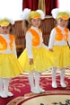 Cinque ragazze con un abito giallo per la festa di inaugurazione del nuovo asilo
