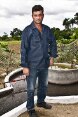 Fernando, di professione contadino, davanti a un tank di fermentazione per la produzione di biogas da stallatico (Comune di Calimete, provincia di Matanzas)