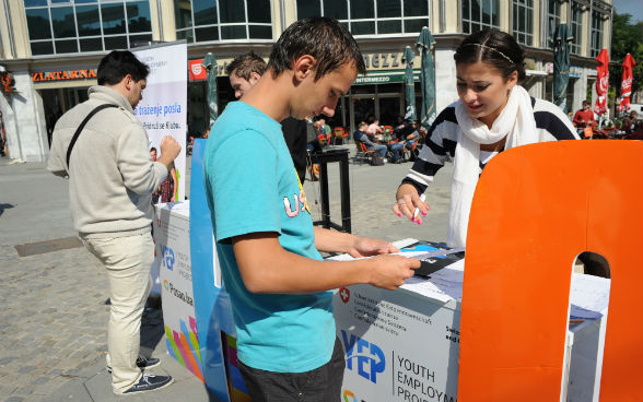 A l’occasion de la foire de l’emploi à Tuzla, des jeunes optiennent des informations pour la recherche d’emploi.