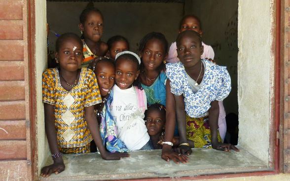 Gruppetto di bambine del Mali affacciate alla finestra di una scuola