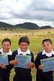 Quatre enfants posent avec leur diplôme de "guardien de l'eau"
