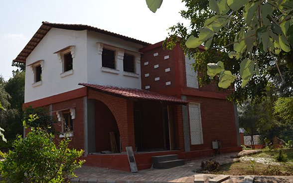 Un edificio di mattoni rossi nello Stato indiano di Uttar Pradesh. 