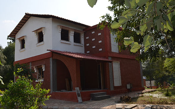 Un edificio rojo en el estado federal indio de Uttar Pradesh. 