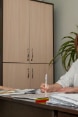 Une donna è in consultazione da un dottore.