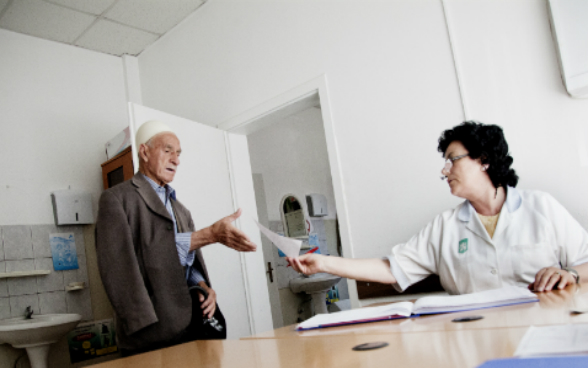 A nurse giving a prescription to a patient in a primary healthcare centre.