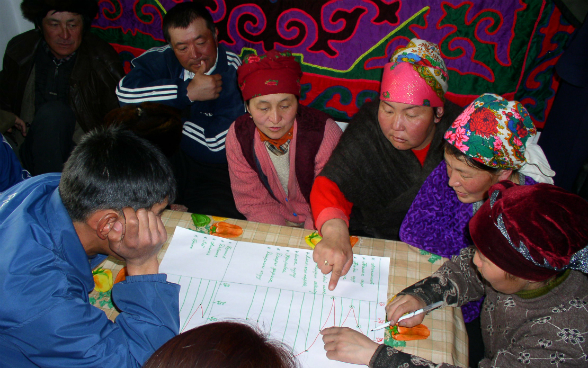 Les villageois discutent des priorités en matière de santé dans leur communauté. 