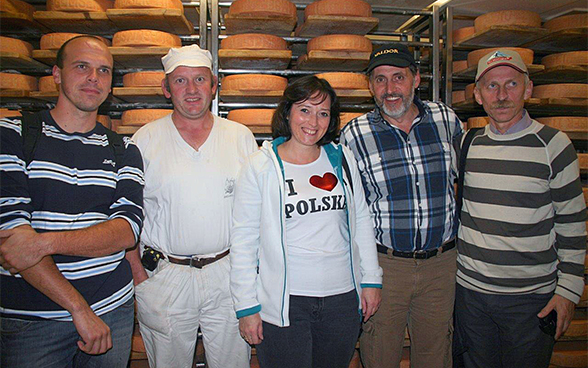 Une délégation polonaise composée de cinq personnes visite une fromagerie suisse.