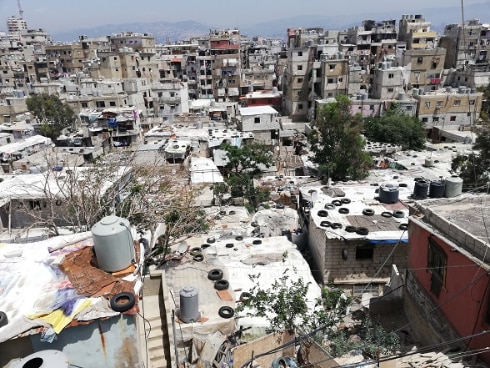 vue du haut de l’école sur le quartier d’Hay el Gharbé avec des citernes et des pneus sur le toit des maisons. 