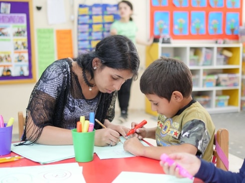 Nadia aux côtés d'un enfant