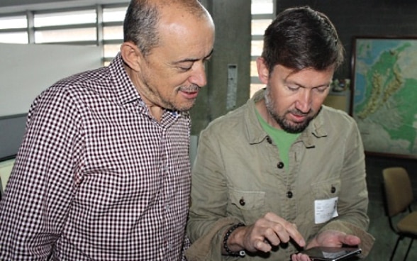 Jorge Luis Ceballos y el Dr. Michael Zemp intercambian ideas.