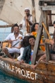 Musikerinnen und Musiker des Nil-Projekts in einem Boot.