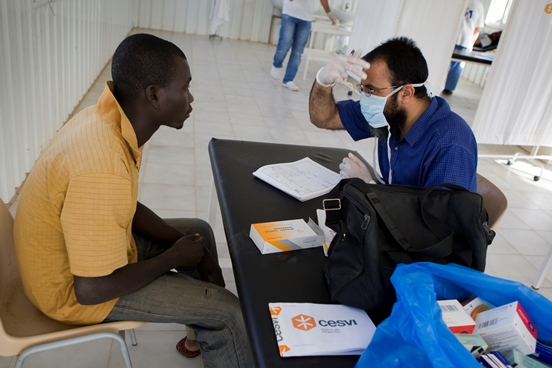 CESVI ist in Bengasi tätig und verteilt dort Medikamente sowie Hygiene-Kits. 