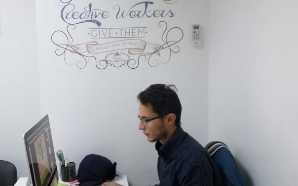 Khaled Ben Salem, 25 ans, travaille devant son ordinateur