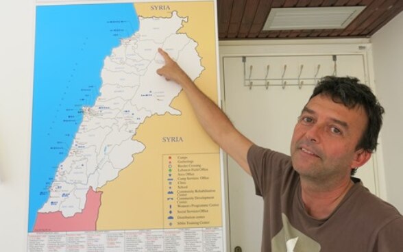 Thierry Broglie frente a un mapa del Líbano.
