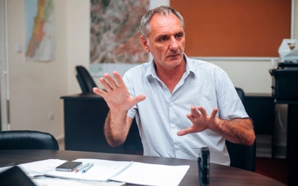 Ueli Salzmann en la oficina de la COSUDE de Kobayat en el norte del Líbano.
