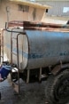 Ein kleines Mädchen, das zu den intern Vertriebenen zählt, holt Wasser bei einem Wassertankwagen des IKRK in der Ortschaft Talbiseh, am Rand von Homs.