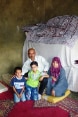 Une famille syrienne dans son logement temporaire chez une famille libanaise dans le village de Kfartoun, dans le district d’Akkar situé à la frontière libano-syrienne.