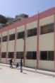 Niños jugando en el patio de recreo.