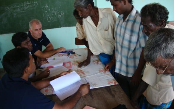 Lars Büchler mit Menschen aus Sri Lanka.