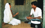 Eine Frau und ein Mann diskutieren in einer Arbeitsgruppe über Genderfragen in Bangladesch