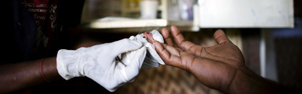 Blutentnahme bei einem Patienten in Papua-Neuguinea