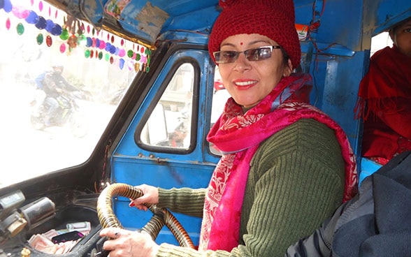 Tusasa Thapa au volant d’une camionnette. 