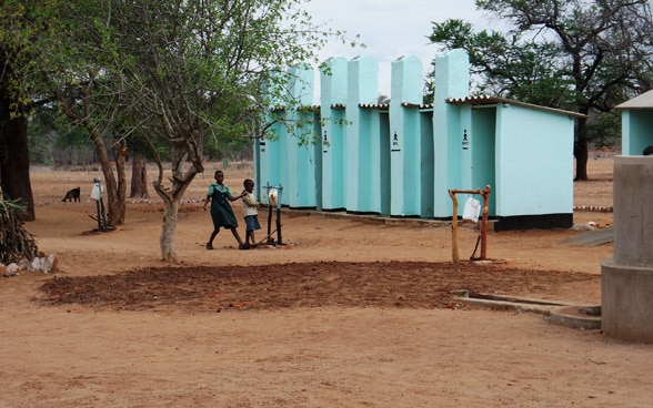 19.11.2015, district de Chiredzi, Zimbabwe, latrines de l’école primaire «Ruware».