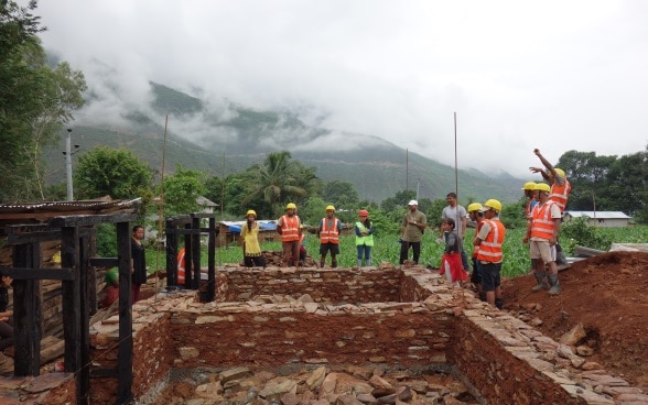 Des ingénieurs sur un chantier de reconstruction au Népal. 