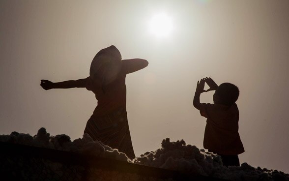 Deux enfants sur un char de cotton