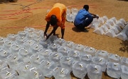 Personnes recueillant de l'eau issue d’une citerne au Sud Soudan