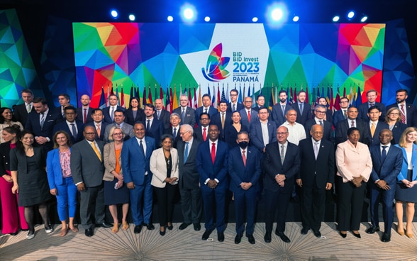 Foto di gruppo degli uomini e delle donne del Consiglio dei governatori della IDB.